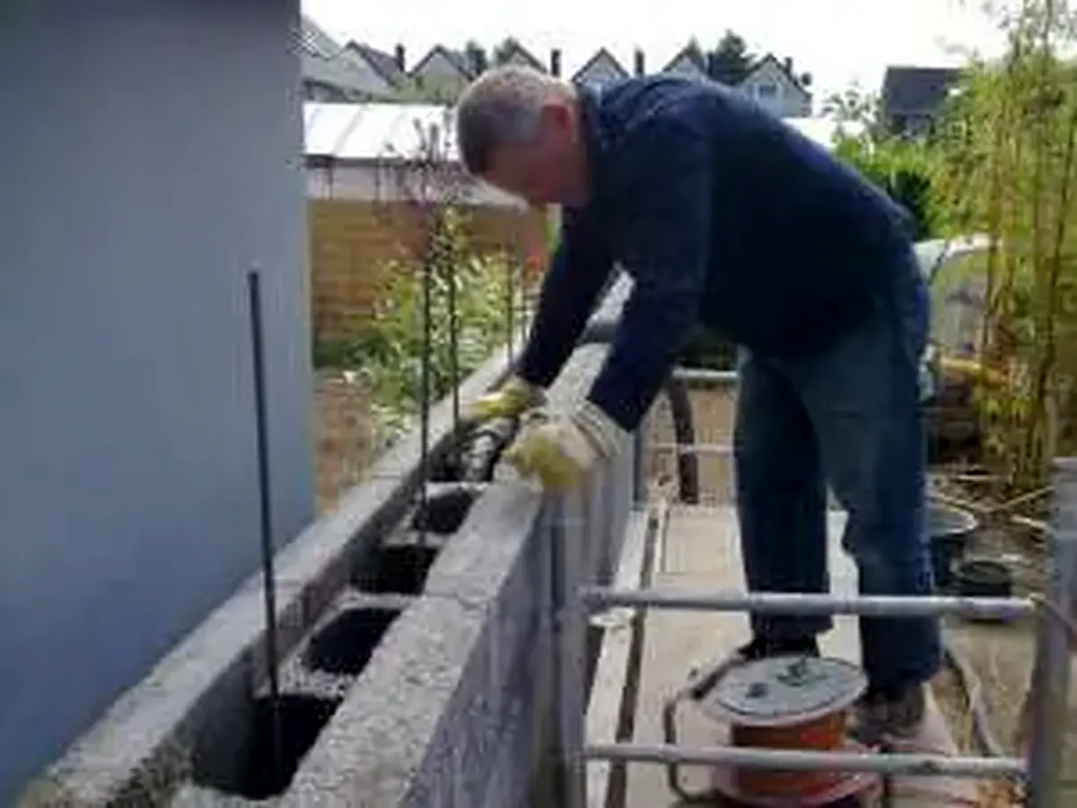 Lärmschutzwand abschnittsweise verfüllen