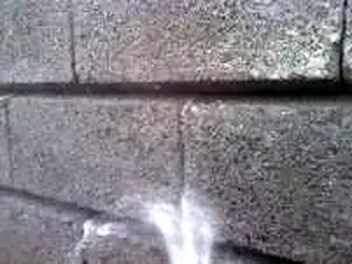 Frische Betonreste abwaschen