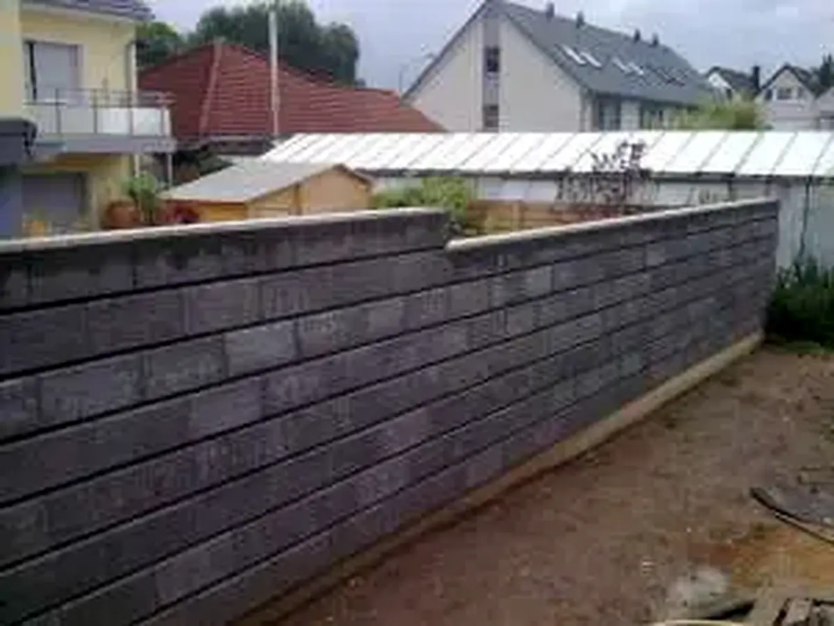 Fertiggestellte Durisol-Lärmschutzwand